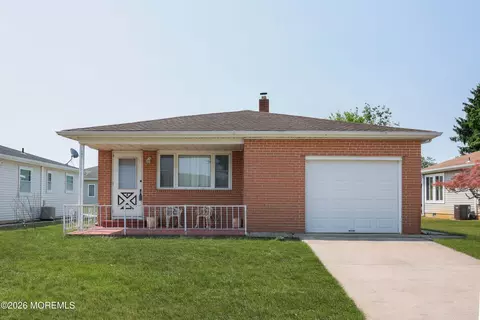 4 Corinth Pl, Toms River, NJ 08757