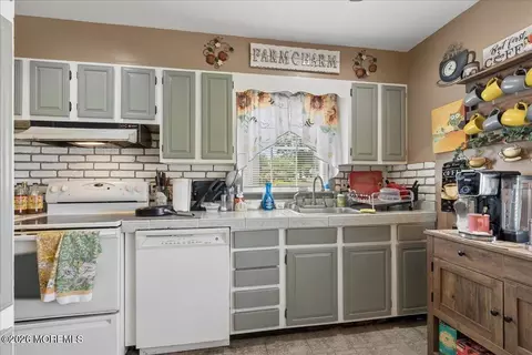 Kitchen - 42 Walnut St, Edison, NJ 08817 photo 2 of 4