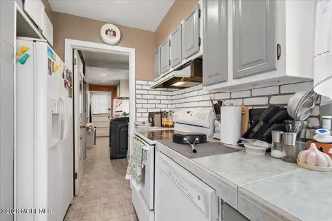 Kitchen - 42 Walnut St, Edison, NJ 08817 photo 4 of 4