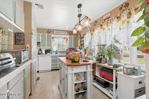 Kitchen - 42 Walnut St, Edison, NJ 08817 photo 1 of 4
