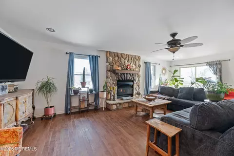 Living - 12 Thompson Ave, Leonardo, NJ 07737 photo 3 of 5