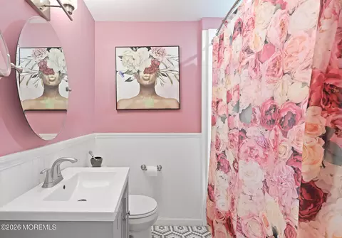Bath - 12 Thompson Ave, Leonardo, NJ 07737 photo 3 of 5