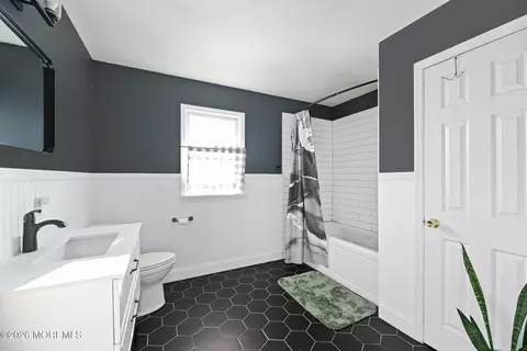 Bath - 12 Thompson Ave, Leonardo, NJ 07737 photo 4 of 5