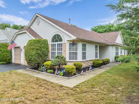 2 Pine Valley Ct, Lakewood, NJ 08701