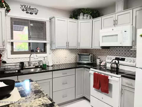 48 Ellsworth Ct, Red Bank, NJ 07701