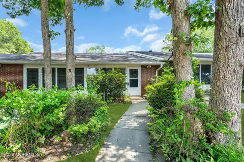 533 Dartmoor Ct #D, Lakewood, NJ 08701