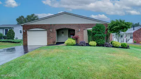 7 Lakeview Dr, Marlboro, NJ 07746