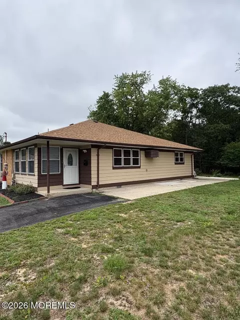 16 Allaire Dr, Toms River, NJ 08753