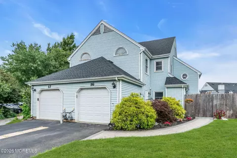 16 Harte Ct, Freehold, NJ 07728