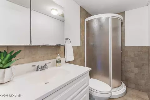 2 Cedar Ct, Manalapan, NJ 07726