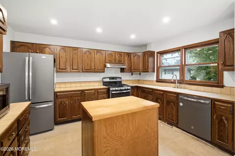 Kitchen - 37 Daniel Dr, Matawan, NJ 07747 photo 2 of 2