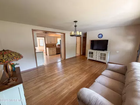 Living - 4 Glen Rd, Howell, NJ 07731 photo 3 of 8