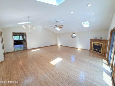 Living - 4 Glen Rd, Howell, NJ 07731 photo 7 of 8