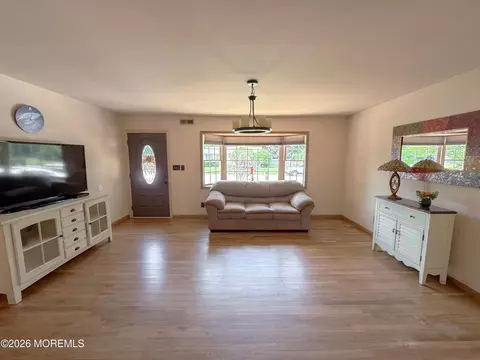 Living - 4 Glen Rd, Howell, NJ 07731 photo 2 of 8