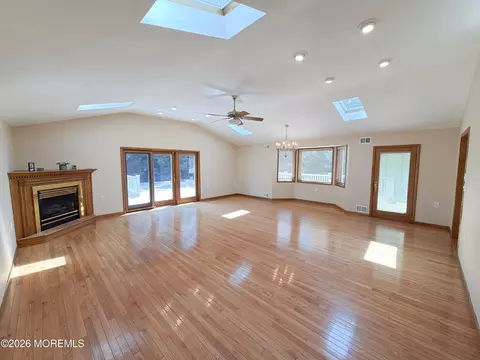 Living - 4 Glen Rd, Howell, NJ 07731 photo 6 of 8