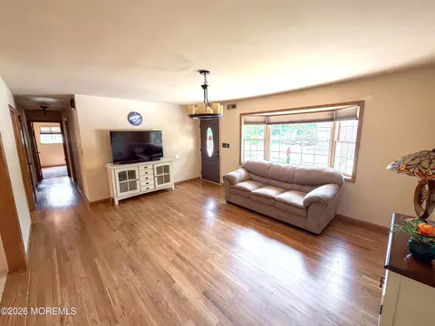 Living - 4 Glen Rd, Howell, NJ 07731 photo 4 of 8
