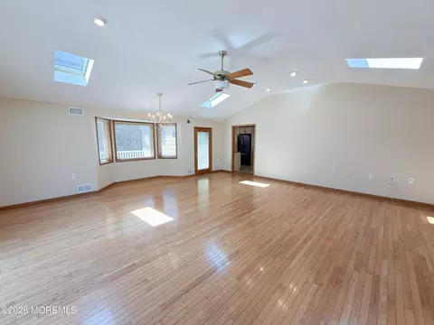 Living - 4 Glen Rd, Howell, NJ 07731 photo 5 of 8