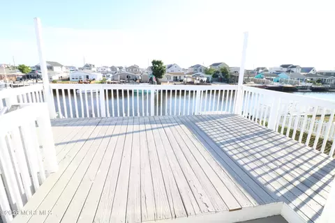 17 W Delaware Dr, Little Egg Harbor, NJ 08087