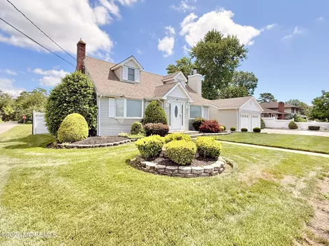 27 3rd Ave, Toms River, NJ 08757