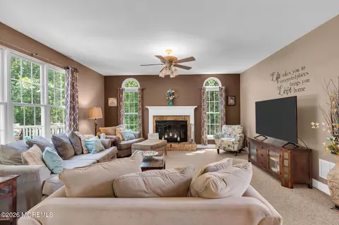 Living - 31 Conor Rd, Jackson, NJ 08527 photo 3 of 4