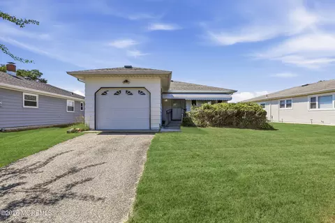 10 Bimini Dr, Toms River, NJ 08757