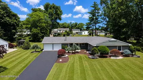 18 Girard St, Marlboro, NJ 07746