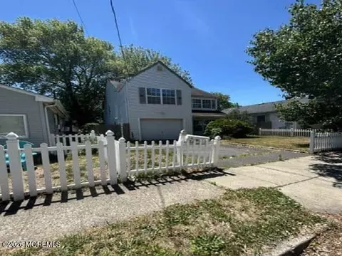 90 Monmouth Ave, Middletown, NJ 07748