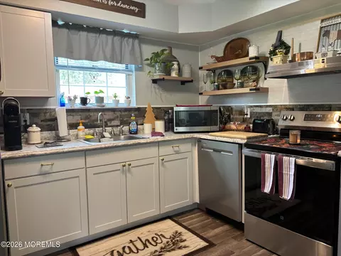 Kitchen - 11 Amesbury Rd #E, Whiting, NJ 08759 photo 3 of 5