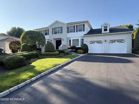 18 Carrie Dr, Marlboro, NJ 07746
