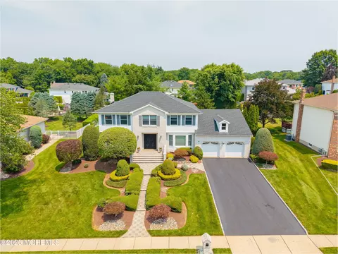 18 Carrie Dr, Marlboro, NJ 07746