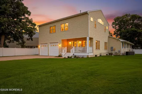 89 Venus Ln, Toms River, NJ 08753