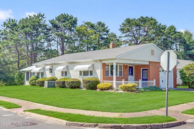 1 Selkirk Ave, Toms River, NJ 08757