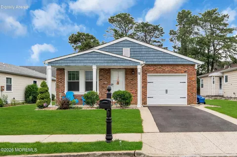 12 Plymouth Dr, Toms River, NJ 08757