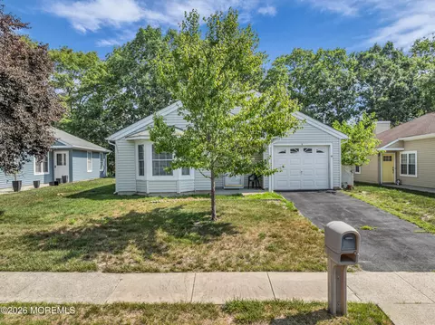 8 Dogwood Dr, Barnegat, NJ 08005