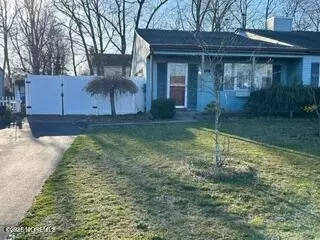 2042 Lamplighter Dr, Toms River, NJ 08753