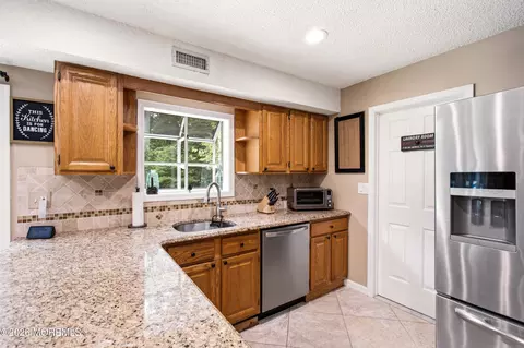 Kitchen - 39 Cambridge Dr, Jackson, NJ 08527 photo 4 of 6