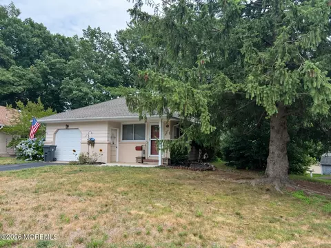 28 Mount Rainier Dr, Toms River, NJ 08753