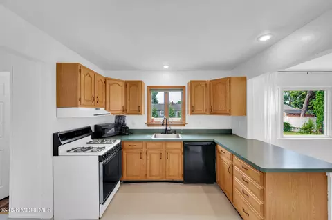 Kitchen - 406 Midstreams Rd, Brick, NJ 08724 photo 2 of 5