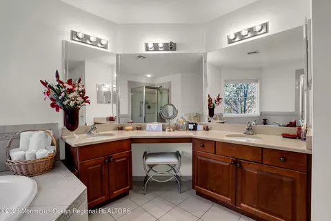 Bath - 16 Lakeside Dr, Jackson, NJ 08527 photo 3 of 6