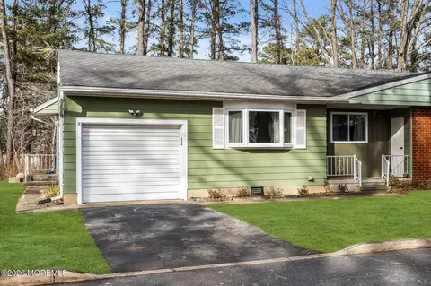 3 New Hampshire Ln #B, Manchester, NJ 08759