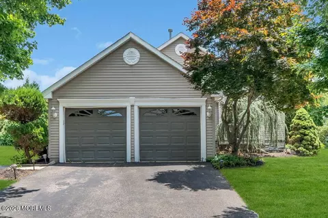 5 Round Valley Ln, Lakewood, NJ 08701