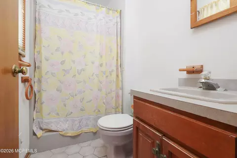 Bath - 91 E Granada Dr, Brick, NJ 08723 photo 2 of 3