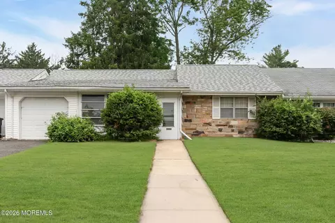 86 Camellia Dr #B, Lakewood, NJ 08701