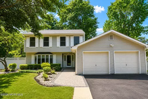 101 Fawn Dr, Matawan, NJ 07747