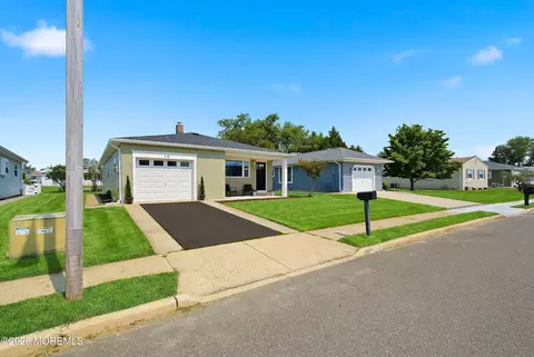 10 Seville Pl, Toms River, NJ 08757