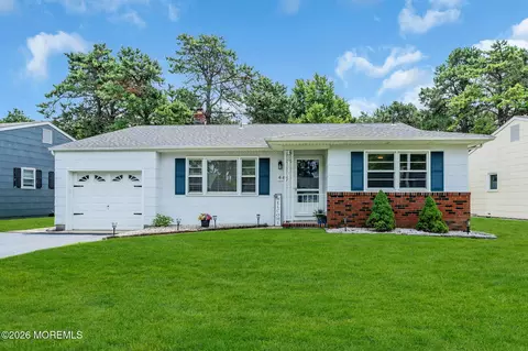 46 Millbrook Dr, Toms River, NJ 08757