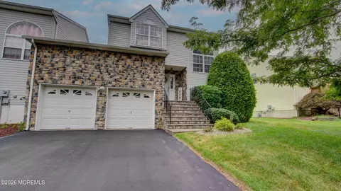 29 Hummingbird Ct, Marlboro, NJ 07746