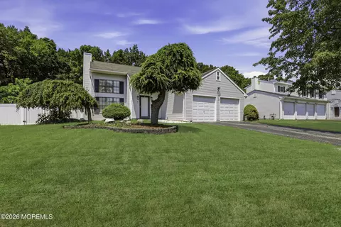 8 Snowdrift Ln, Howell, NJ 07731