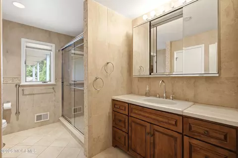 Bath - 4 Bay Hill Rd, Leonardo, NJ 07737 photo 3 of 5