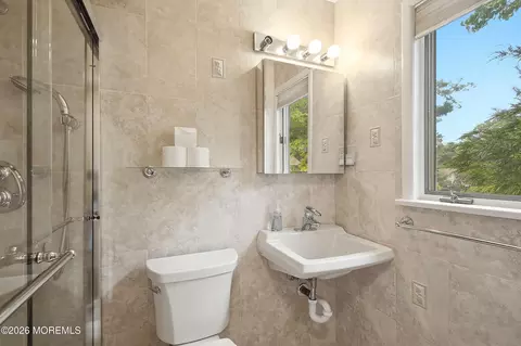 Bath - 4 Bay Hill Rd, Leonardo, NJ 07737 photo 1 of 5